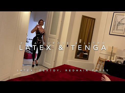 ❤️ Ngoanana e monyane ea nang le hlooho e khubelu ea apereng seaparo sa latex se kentsoeng ke ntate oa bobeli Porno