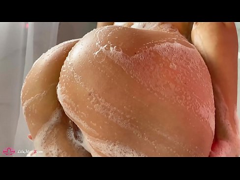 ❤️ Brunette o ipholla litho tsa botona kapa botšehali ho li khotsofatsa Pussy e nang le Vibrator ho ea ho Intense Orgasm in Shower Porno