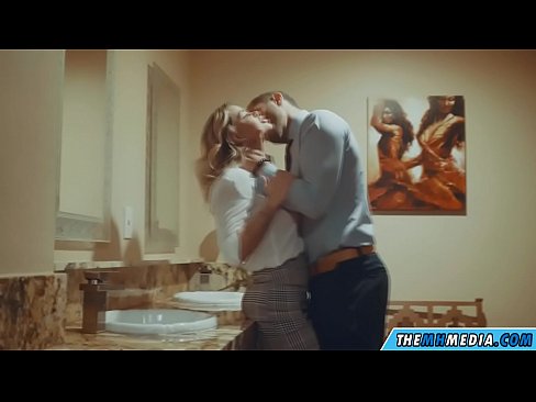 ❤️ Ha blonde e mahlahahlaha e u eka ka kamoreng ea ho phomola ea sechaba Porno
